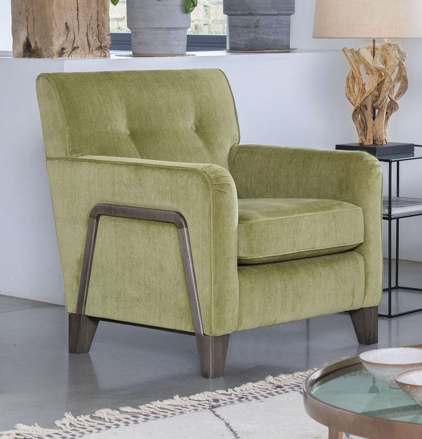 Hugo chair in Olive Eero Chenille